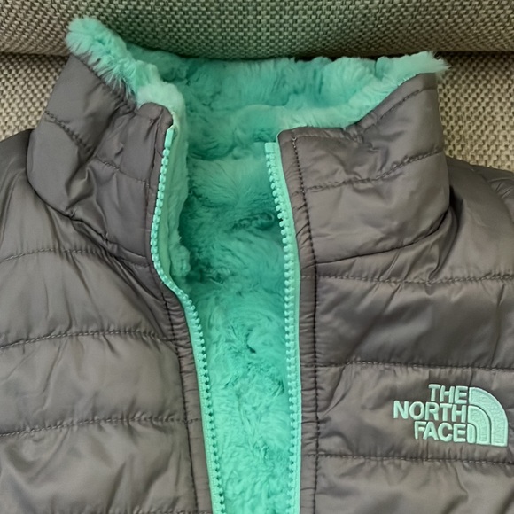 Reversible Northface vest for girls - Picture 2 of 5